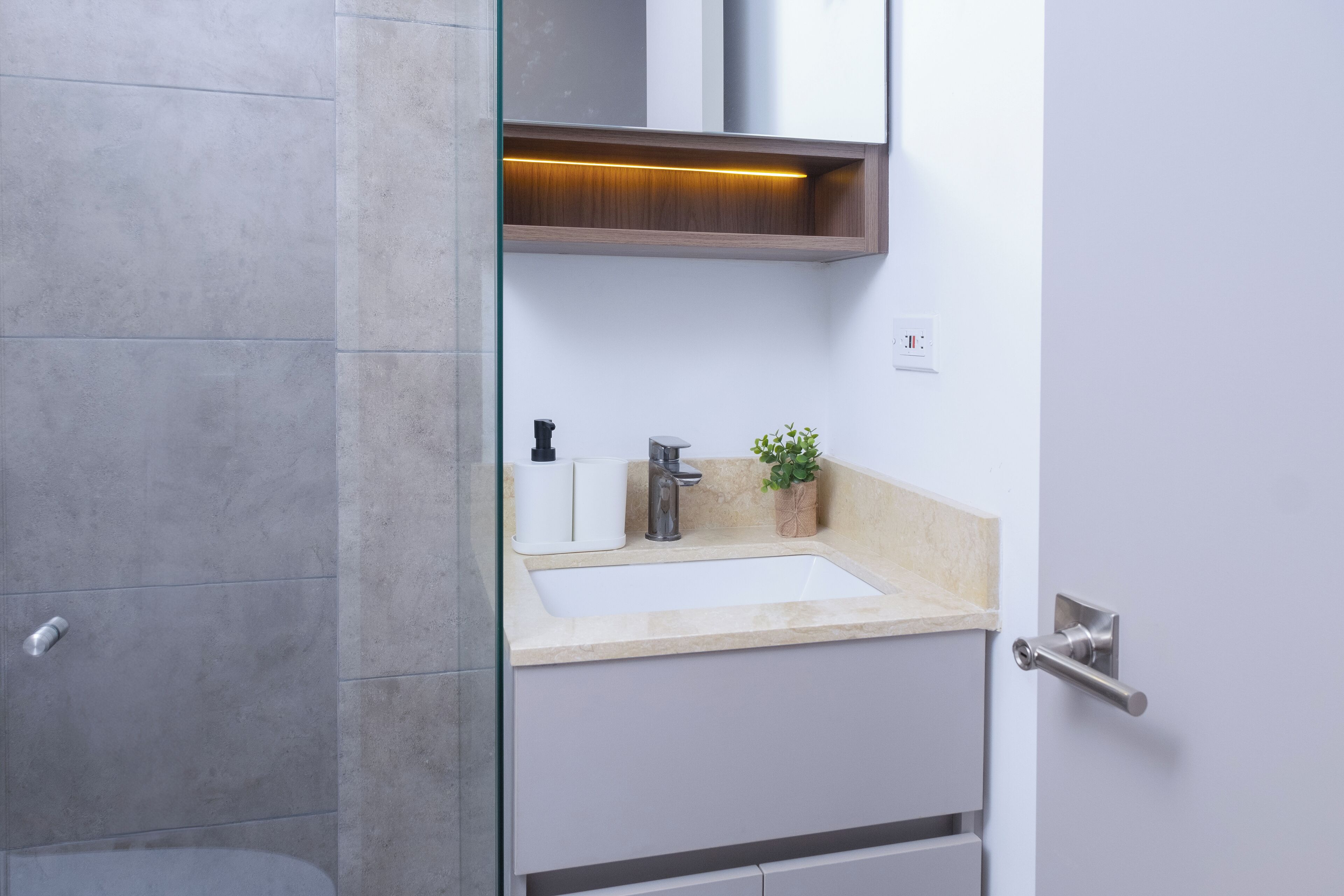 Een douche, handdoeken, zeep, shampoo