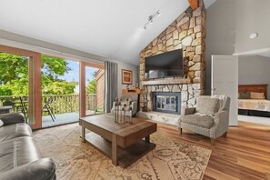 Smart TV, fireplace - 3 Bedroom, 4 bath, 1300 sq. ft. Condo in Summit Village w/ Stunning Views (Bellaire)