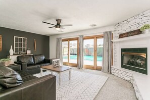 Smart TV, fireplace, video games, table tennis