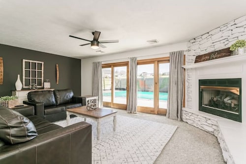 3BR Lakeview-HotTub-Firepit-Gameroom-PuttPutt