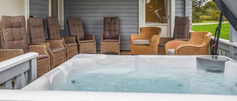 Outdoor spa tub