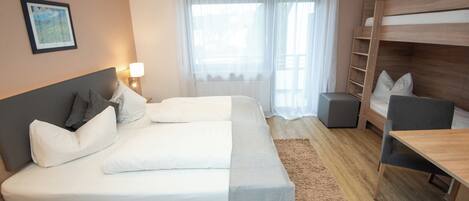 Quarto quádruplo conforto | Escrivaninha, espaço de trabalho para notebook, Wi-Fi de cortesia