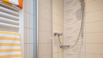 Quarto casal conforto | Banheiro | Chuveiro, secador de cabelo, toalhas de banho, sabonete