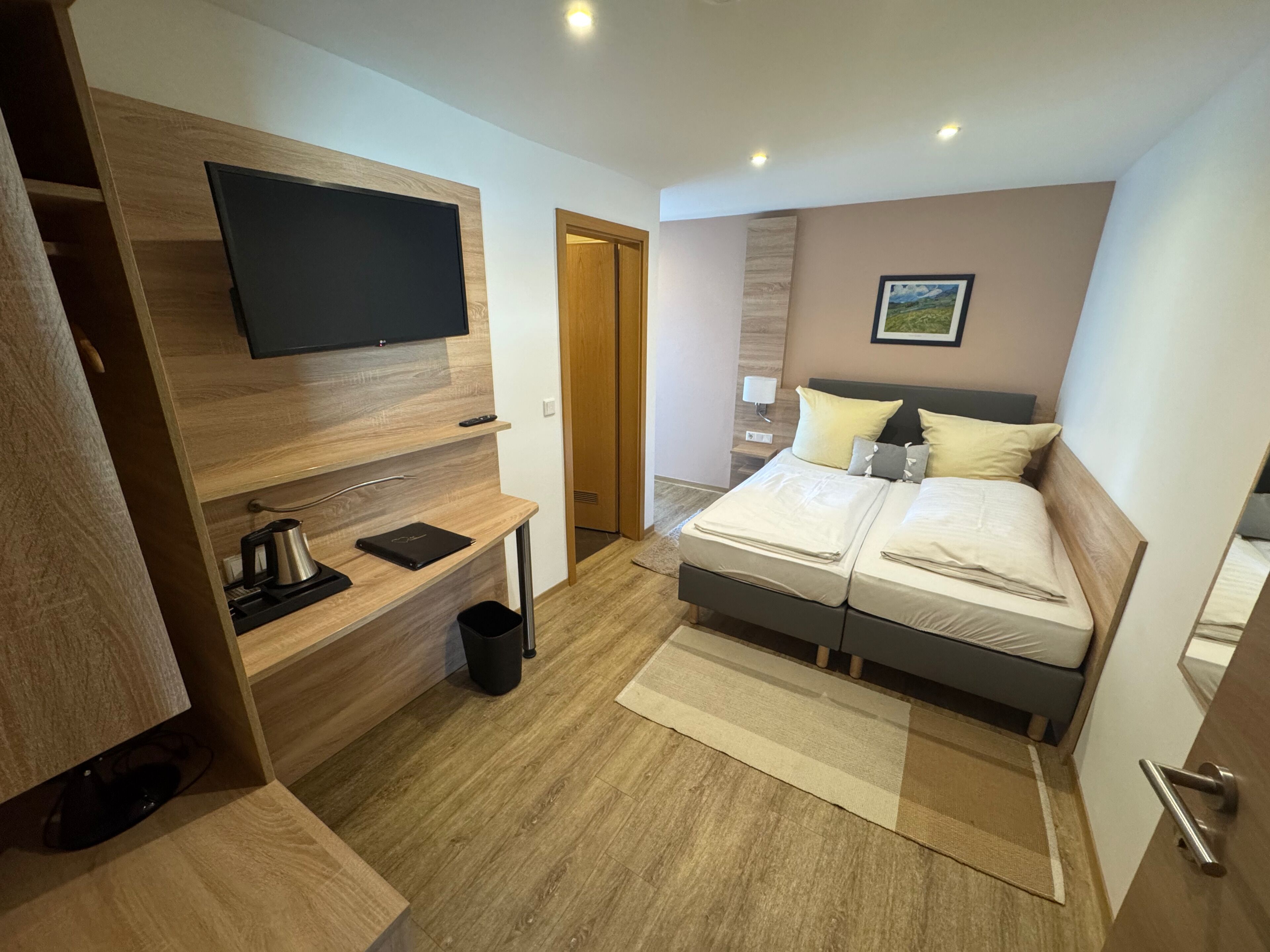Quarto casal conforto | Escrivaninha, espaço de trabalho para notebook, Wi-Fi de cortesia