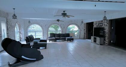 Charming house in Bridge City with AC & Free WIFI