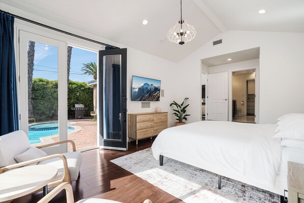 3 chambres, bureau, fer et planche à repasser, lit de bébé portatif