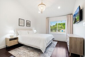 3 chambres, bureau, fer et planche à repasser, lit de bébé portatif