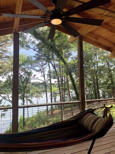Cabin on lake, great view, covered deck & hot tub

