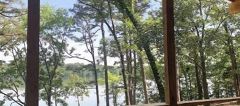 Cabin on lake, great view, covered deck & hot tub

