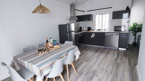 A modern kitchen with a dining area. - Azure Sunset (Mosteiros)
