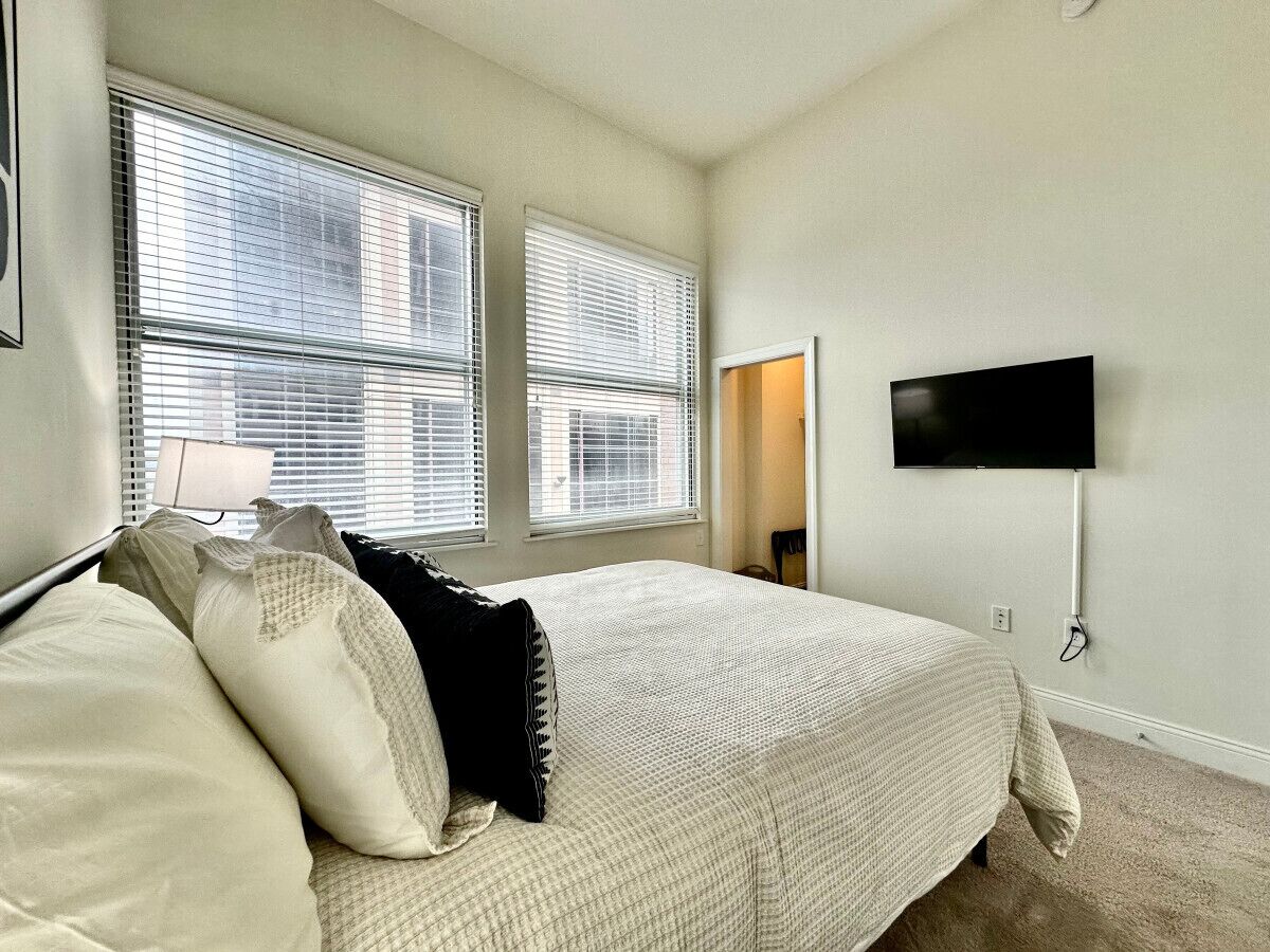 2 habitaciones, escritorio y tabla de planchar con plancha 