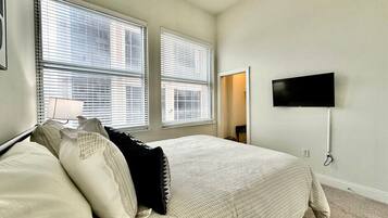 2 habitaciones, escritorio y tabla de planchar con plancha