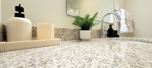 Hair dryer, towels - Amazing New City View Mins To Gainbridge and Conv Center (Indianapolis)