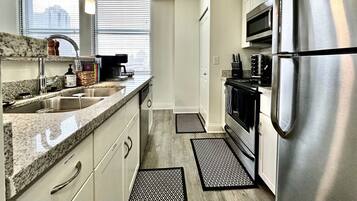 Refrigerador, microondas, parrilla de estufa y lavavajillas