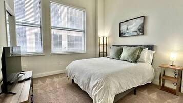 2 habitaciones, escritorio y tabla de planchar con plancha