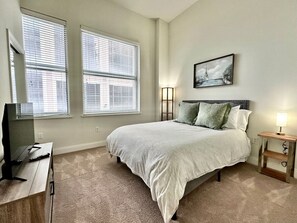 2 室のベッドルーム、デスク、アイロン / アイロン台、旅行用ベビーベッド