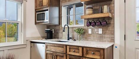 Kühlschrank, Mikrowelle, Wasserkocher mit Kaffee-/Teezubehör