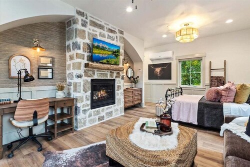 Highland Cow Room | Charming Midway Mountain Loft Near Park City & Deer Valley Ski Resorts