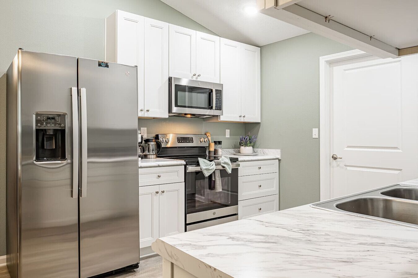 Réfrigérateur, micro-ondes, four, plaque de cuisson