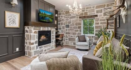 The Moose Room - Newly Built 2B2B Midway Loft