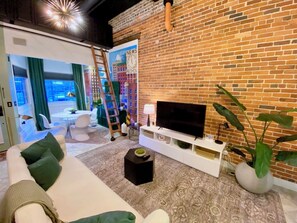 Smart TV, books, stereo