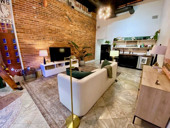 Smart TV, books, stereo