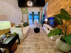 Smart-TV, Bücher, Stereoanlage