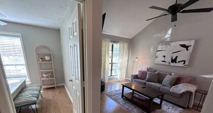 Convenient & Renovated 2BD/2BA house near Reservoir, Fenced Backyard, King Bed