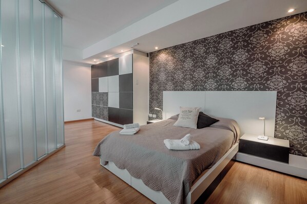Travel crib, bed sheets