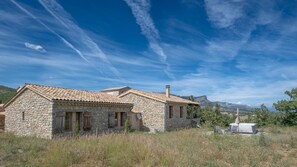 Exterior - Holiday Home 'Time-out' with Mountain View, Shared Pool and Wi-Fi (Laragne-Montéglin)