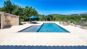 A swimming pool with lounge chairs, a pergola, and a view of a mountainous landscape. - Holiday Home "Time-out" with Mountain Views, Shared Pool, and Wi-Fi (Laragne-Montéglin)