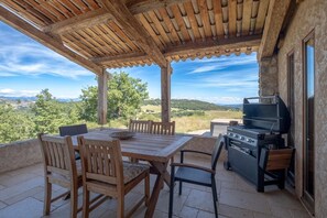 Outdoor dining - Holiday Home 'Time-out' with Mountain View, Shared Pool and Wi-Fi (Laragne-Montéglin)