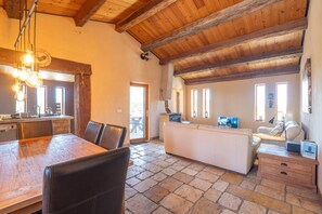 Televisie, een open haard, een dvd-speler en een tafeltennistafel