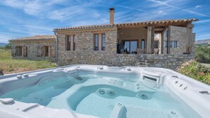 Outdoor spa tub - Holiday Home 'Time-out' with Mountain View, Shared Pool and Wi-Fi (Laragne-Montéglin)