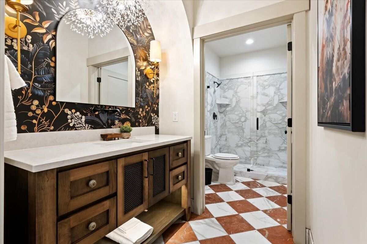 Een douche, een haardroger, handdoeken