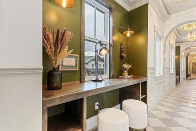 The Fox Room - Newly Built Downtown Midway Loft