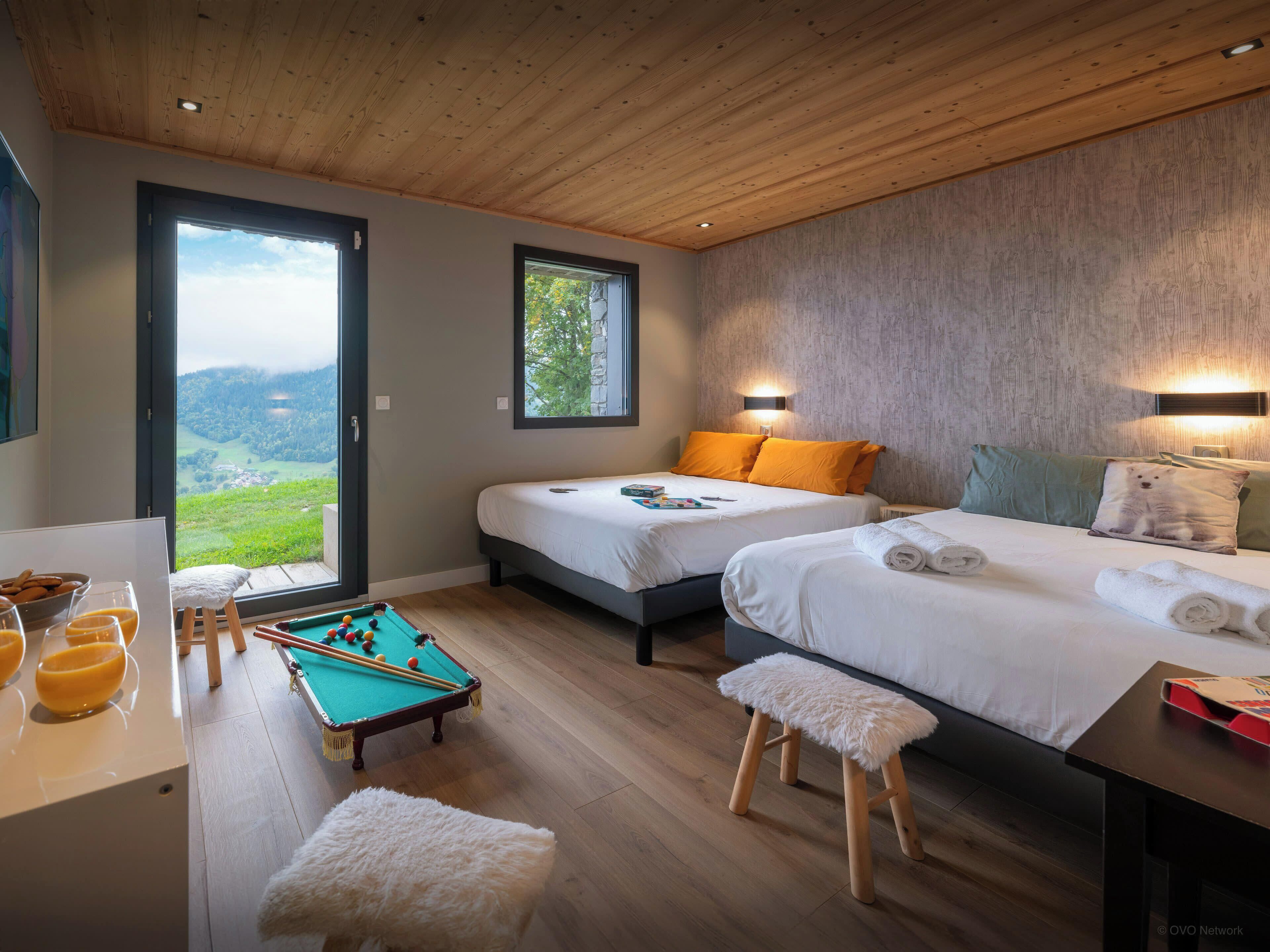 5 bedrooms, iron/ironing board, WiFi, bed sheets