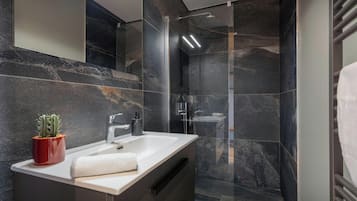Douche, sĂšche-cheveux, serviettes fournies
