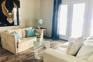 Télévision, cheminée, livres