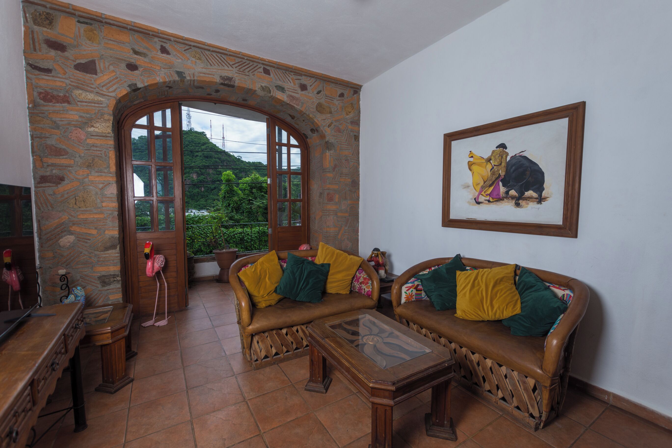 Casa superior, balcón, vista a la montaña | Área de sala de estar | Televisión 