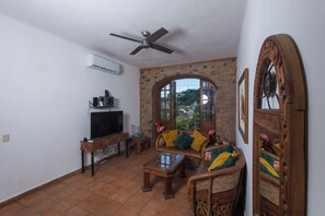 Maison supérieure, balcon, vue sur la montagne | Aire de séjour | Téléviseur