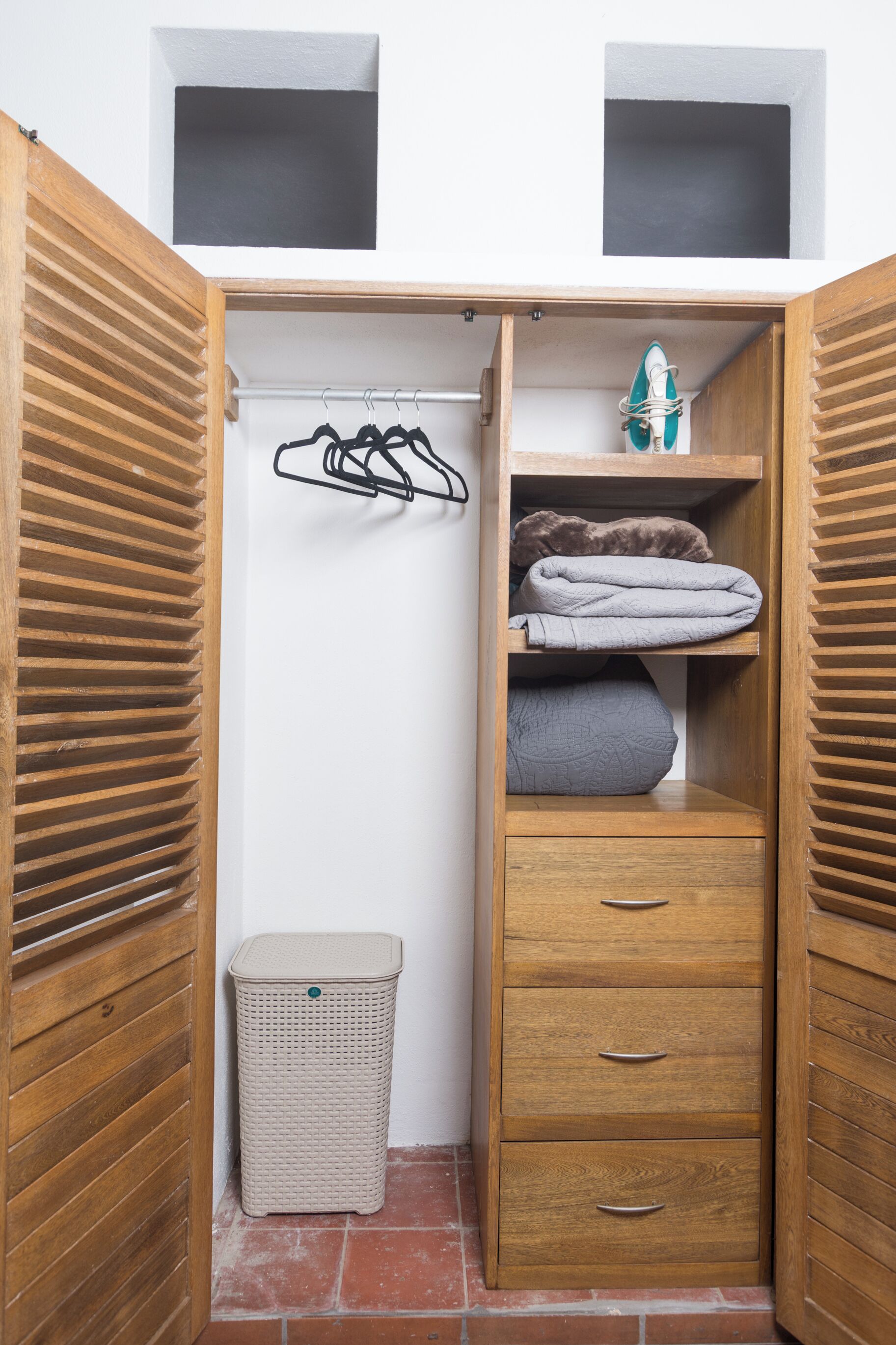 Casa superior, balcón, vista a la montaña | Guardarropa