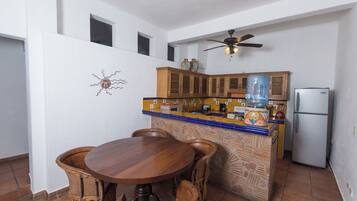 Casa superior, balcón, vista a la montaña | Cocina privada | Tetera eléctrica