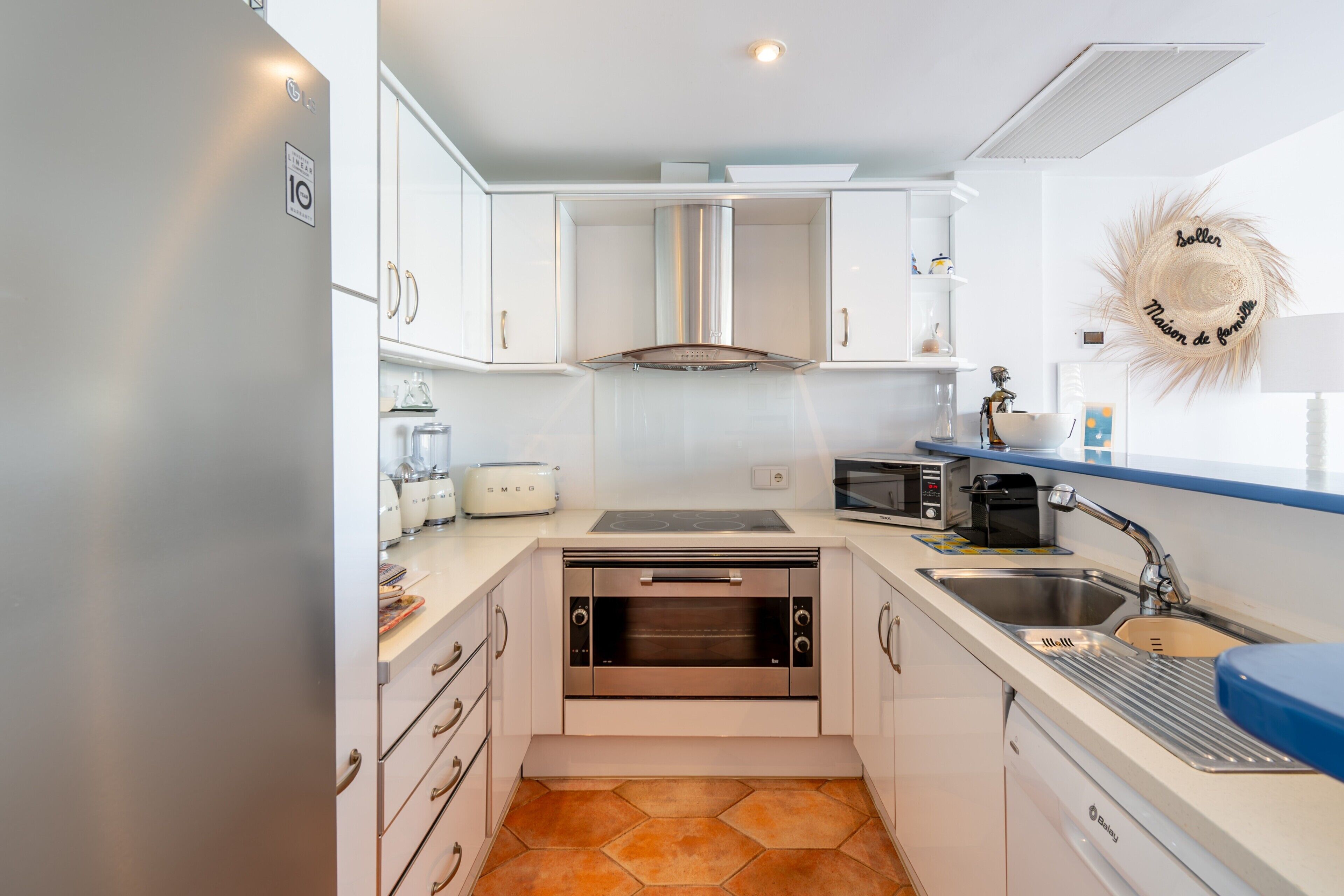 Kylskåp, mikrovågsugn, ugn och spishäll