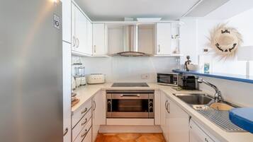 KylskÄp, mikrovÄgsugn, ugn och spishÀll