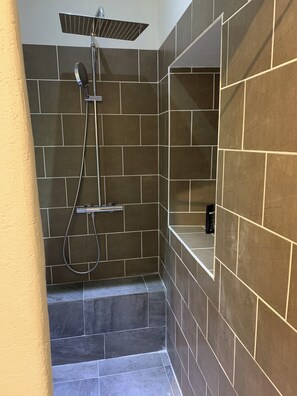 Shower, towels, soap, shampoo - House with private pool, jacuzzi and sauna 20 minutes from Disneyland (Dagny)