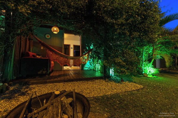 Fachada da propriedade à noite