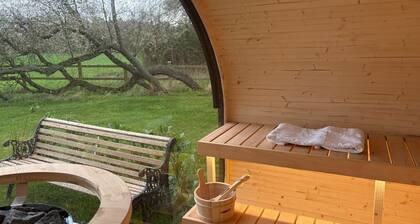 Dog-Friendly Luxury Lodge: Retreat from City to Country Bliss with Hot Tub