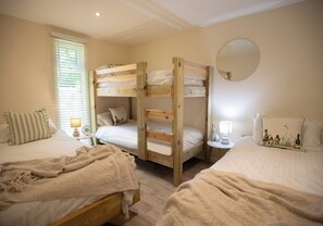 2 habitaciones, tabla de planchar con plancha y cuna de viaje