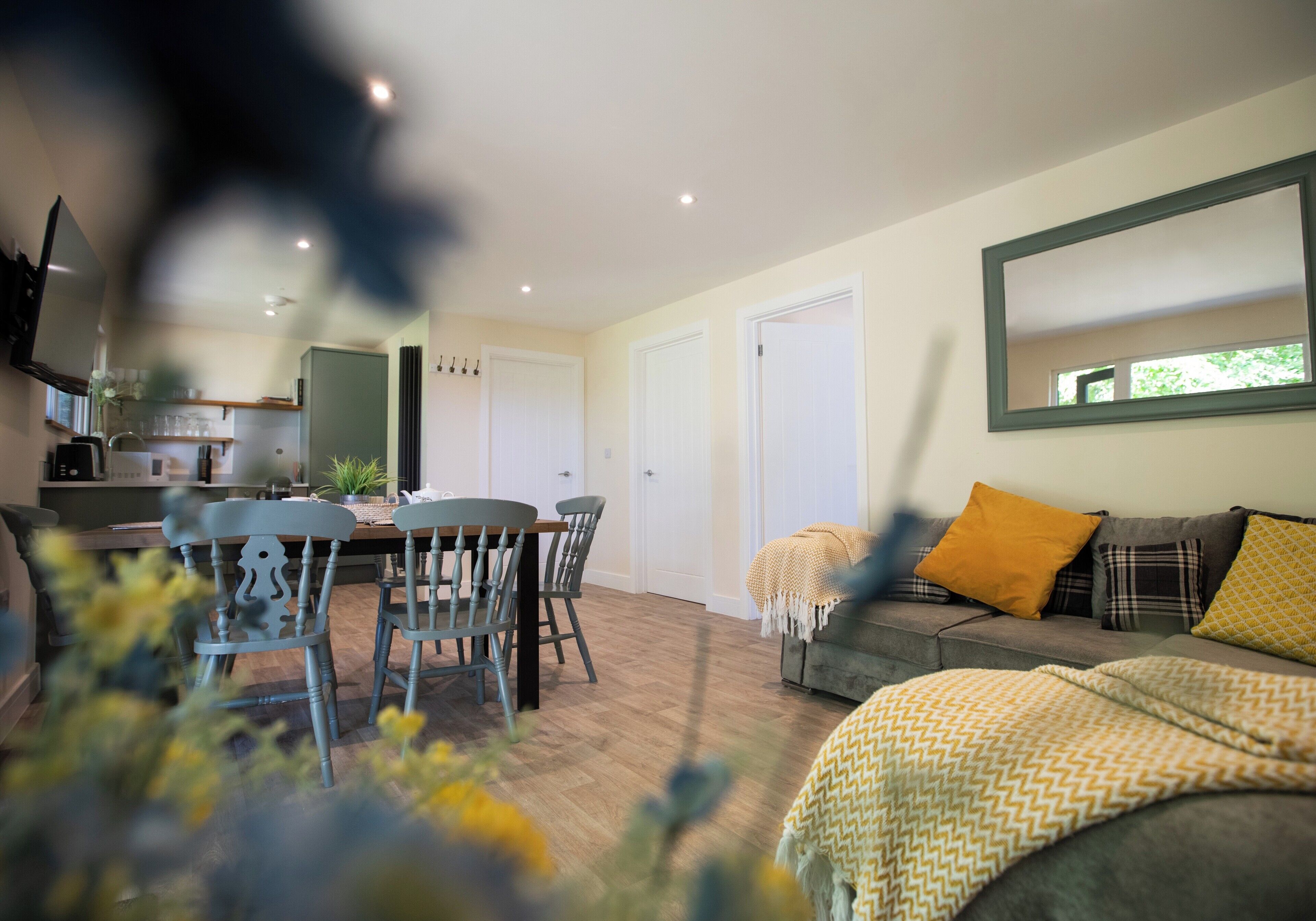 Una Smart TV, una mesa de tenis de mesa